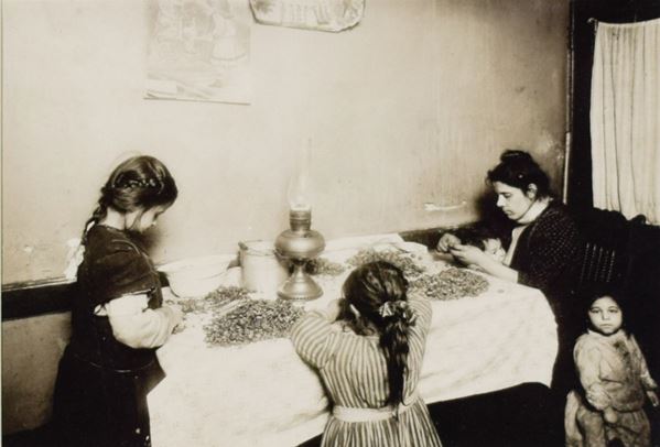 LEWIS HINE - Senza titolo (Lavoro a domicilio e minorile)