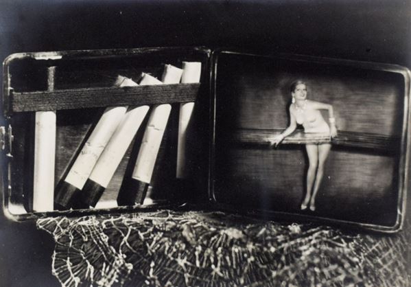 MANASSE' STUDIO : Zigarette Gefallig  (1928 ca.)  - Stampa alla gelatina ai sali d'argento, vintage, unica. Incorniciata - Asta 76° ASTA - FOTOGRAFIA - II - Fidesarte - Casa d'aste