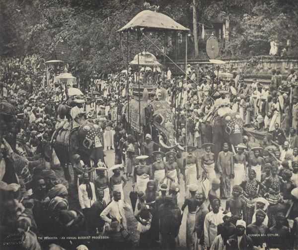 SCOWEN &amp; C. : The Perahera. Processione annuale buddista  (1890 ca.)  - Stampa all'albumina. Incorniciata - Asta 76° ASTA - FOTOGRAFIA - II - Fidesarte - Casa d'aste