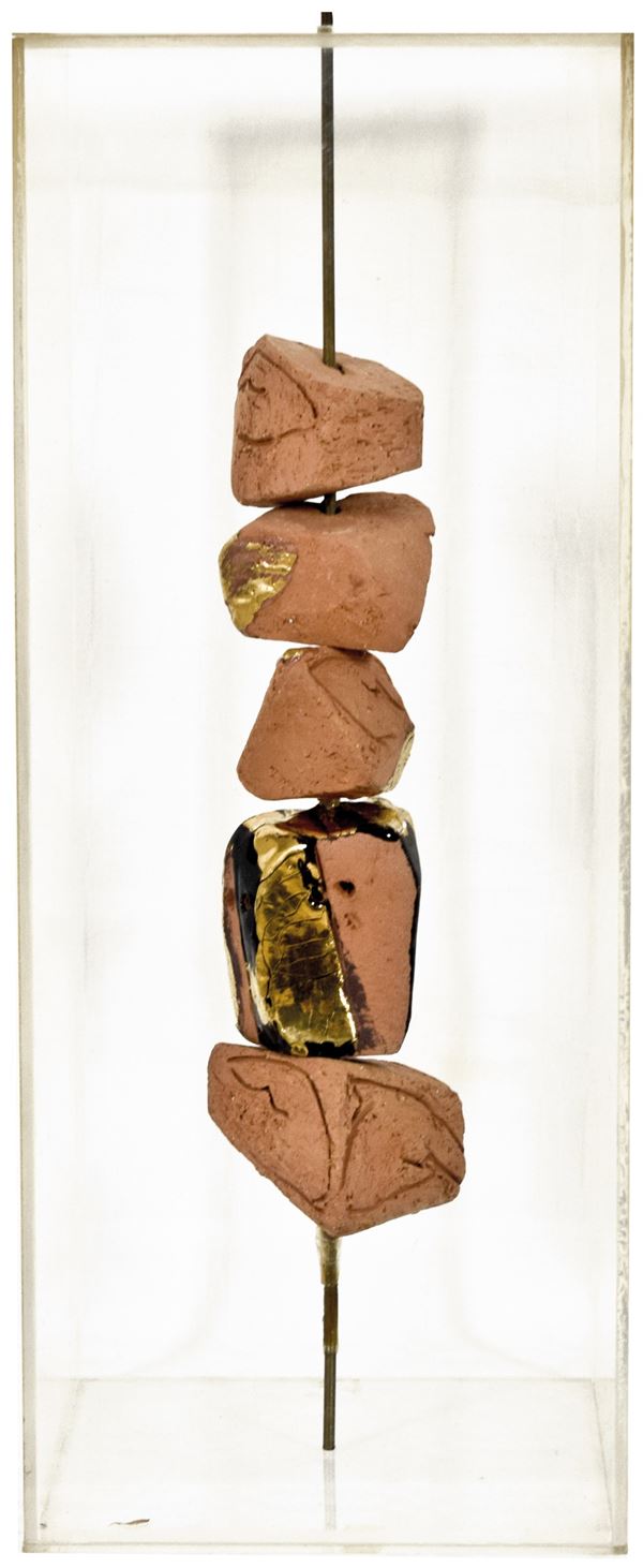 MARIA LAI : Sassi/amuleto  (1996)  - terracotta, smalti oro/nero e incisioni entro teca di plexiglass - Asta 78° ASTA DI ARTE MODERNA E CONTEMPORANEA - I - Fidesarte - Casa d'aste