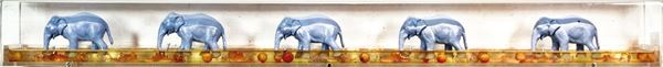 WILLIAM SWEETLOVE : Elefanti  - resina epossidica e oggetti in plastica entro teca in plexiglass - Asta ARTE MODERNA   E   CONTEMPORANEA - II - Fidesarte - Casa d'aste