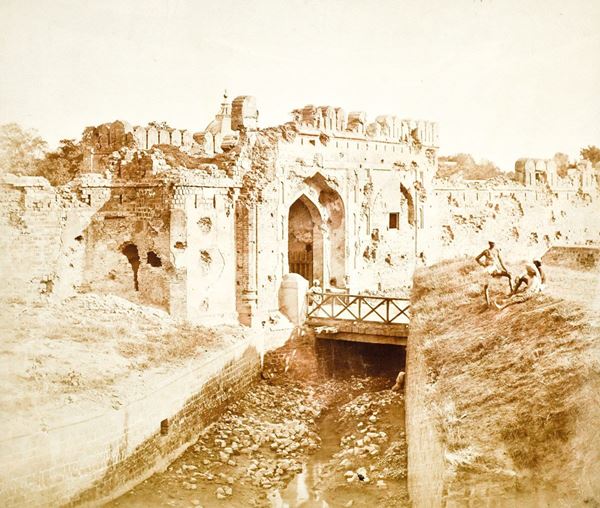 FELICE BEATO - Kashmiri gate - Delhi (India) after the Indian Mutiny