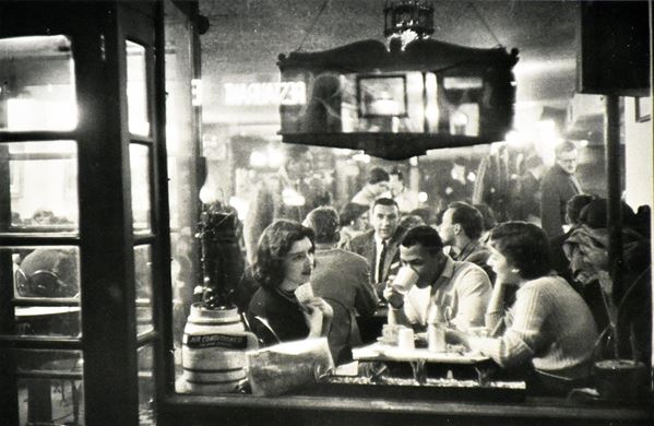 HENRY CARTIER-BRESSON - People in a Caf&#232;. Usa