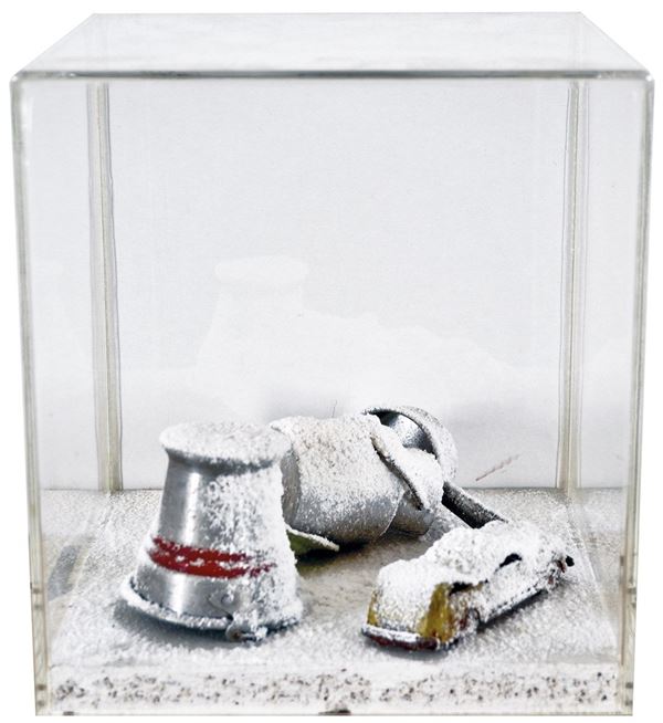 REMO BIANCO : Snow sculpture  (1965)  - artificial snow on objects in plexiglass case - Auction MODERN AND CONTEMPORARY ART AUCTION - II - Fidesarte - Casa d'aste