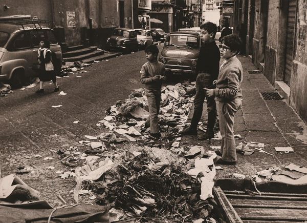 Mucchio di rifiuti in una via di Napoli durante uno sciopero dei netturbini