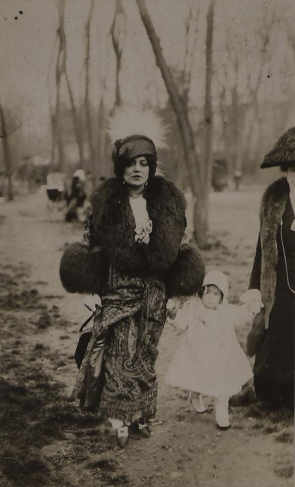 JACQUES-HENRY LARTIGUE - R&#233;gina Badet (1876-1949) tenant une enfant par la main