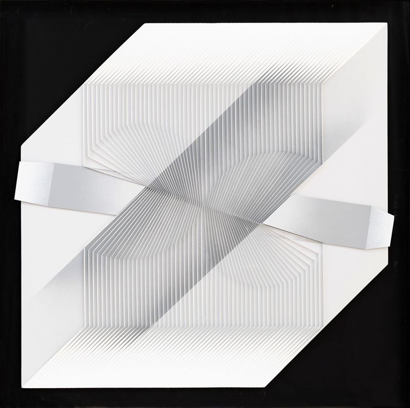 Idolo. Guardo dentro: è fuori il cubo