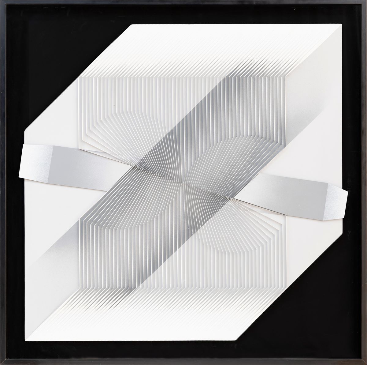 Idolo. Guardo dentro: è fuori il cubo