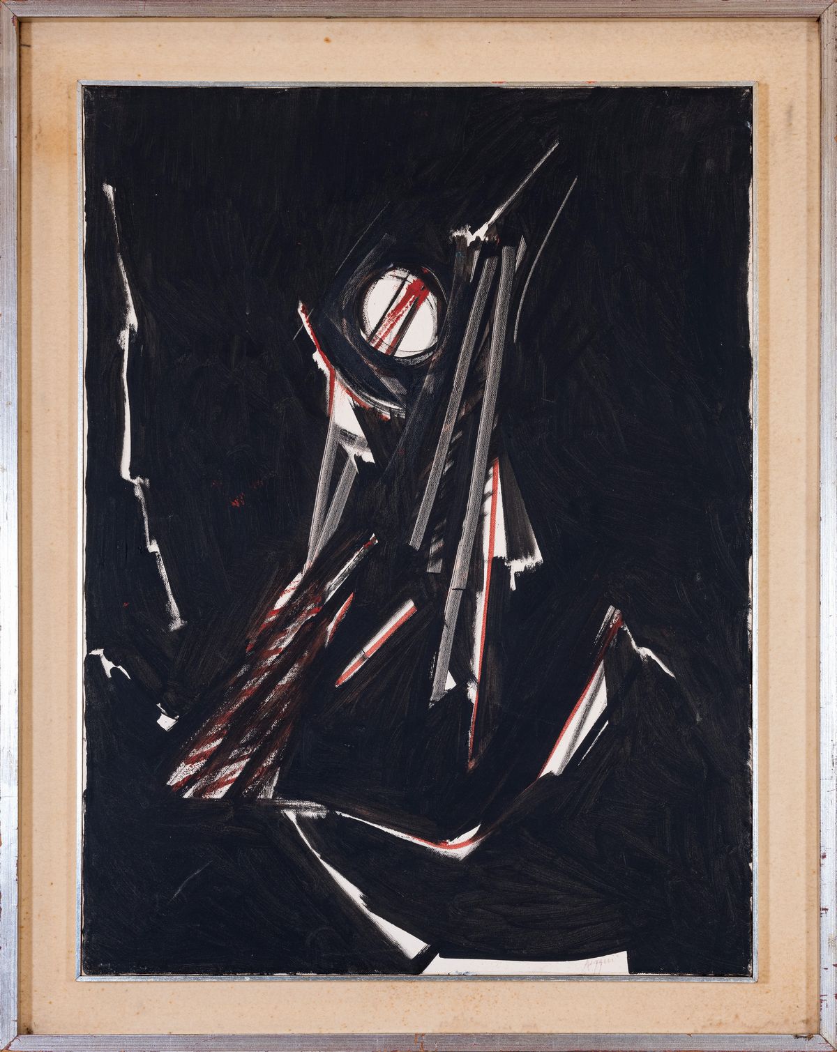 Figura nera in un interno