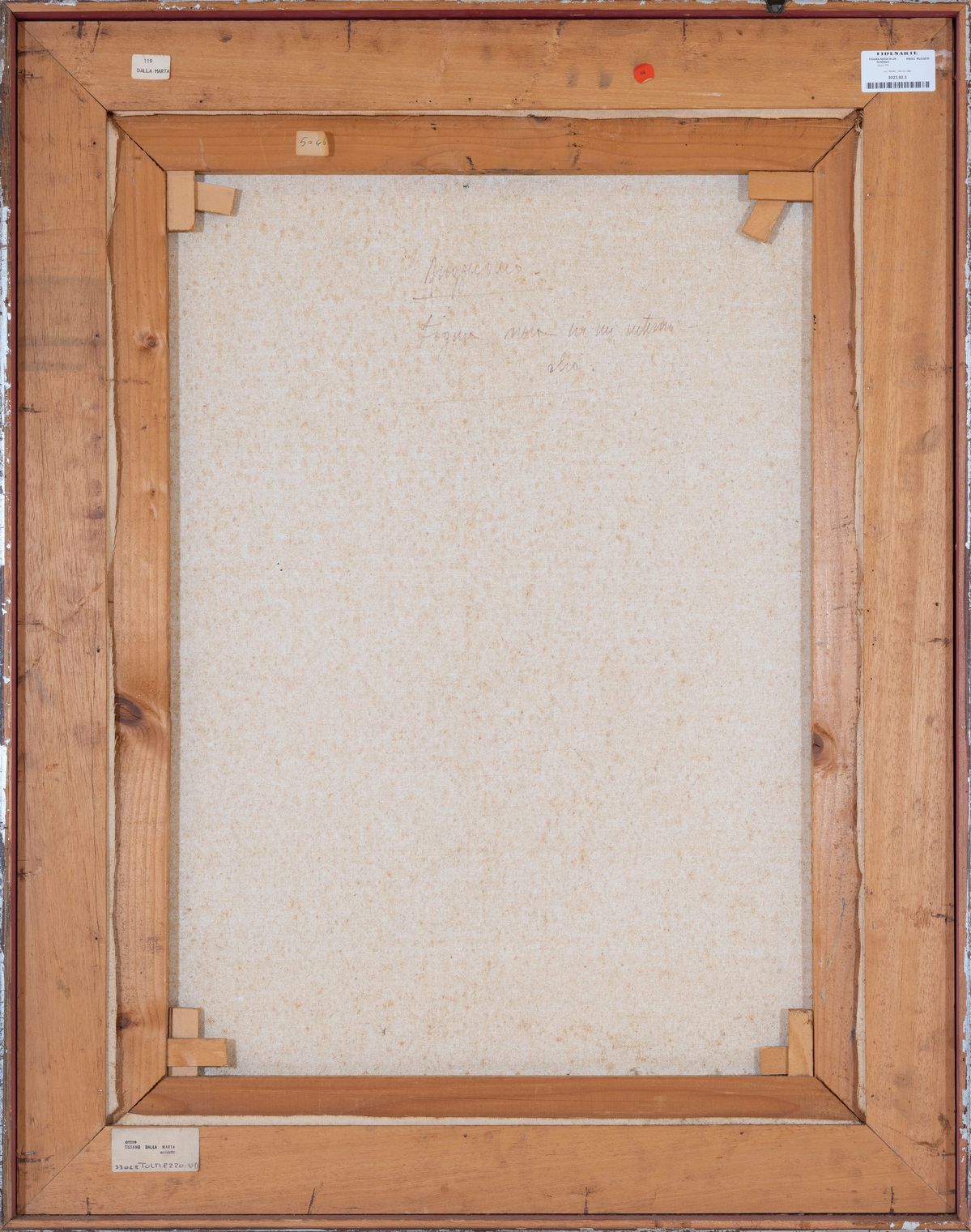 Figura nera in un interno