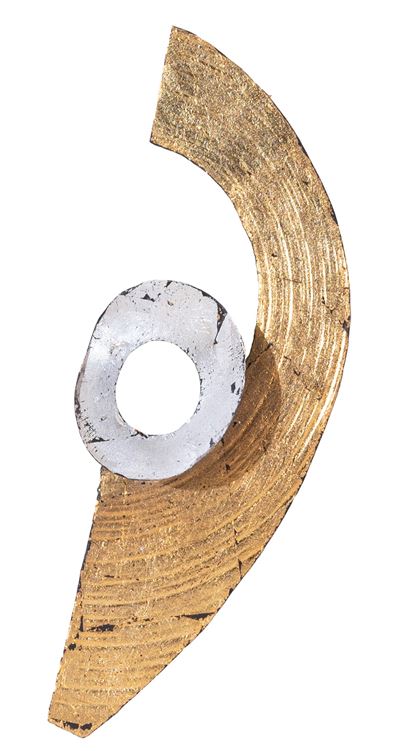Spilla pezzo unico in lamina di acciaio e foglia d’oro