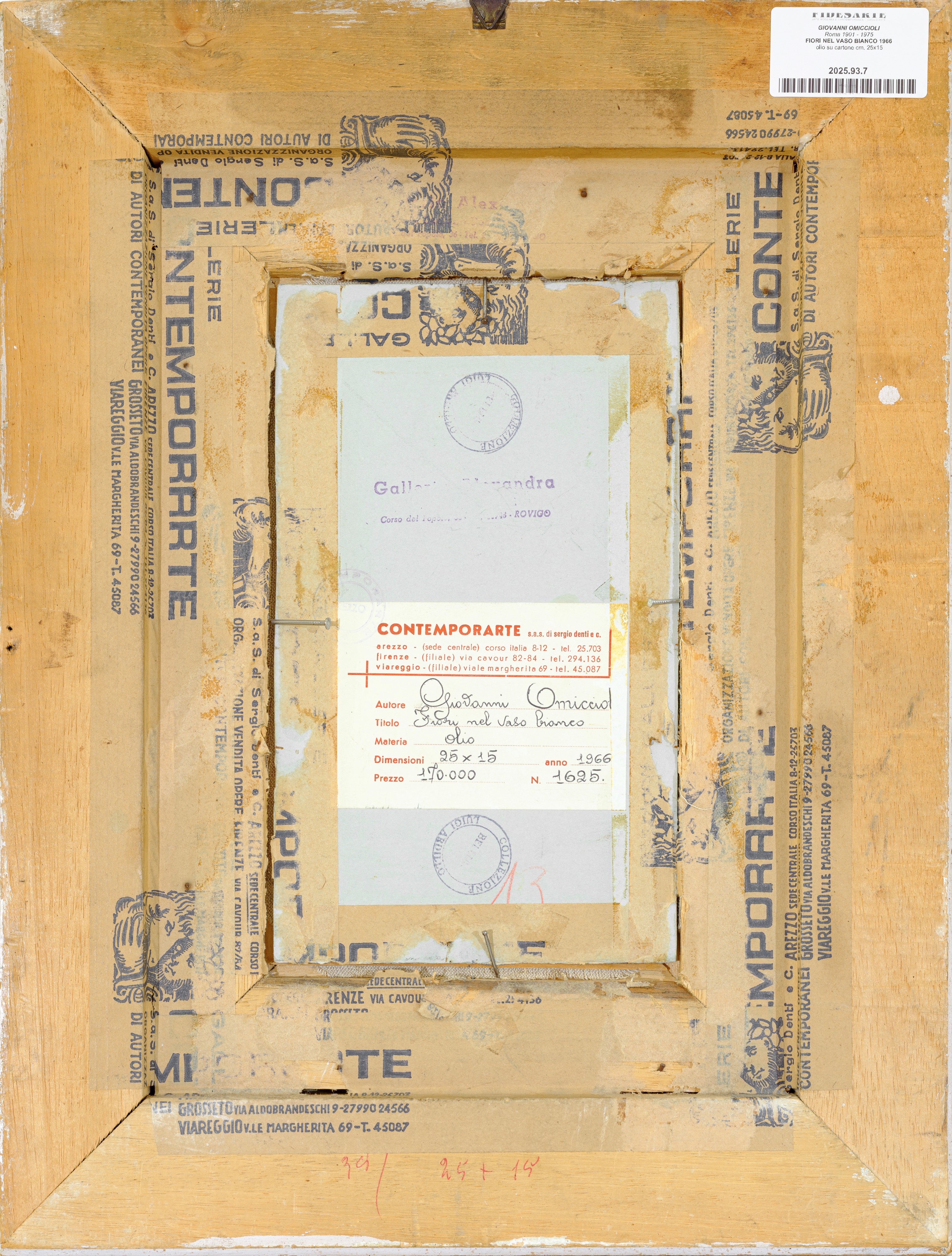 Fiori nel vaso bianco