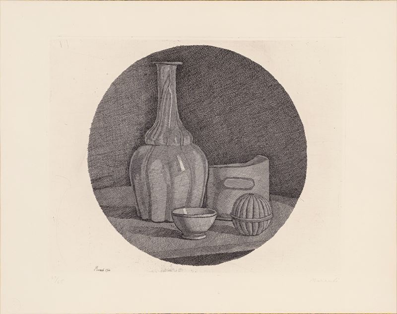 Grande natura morta circolare con bottiglia e tre oggetti