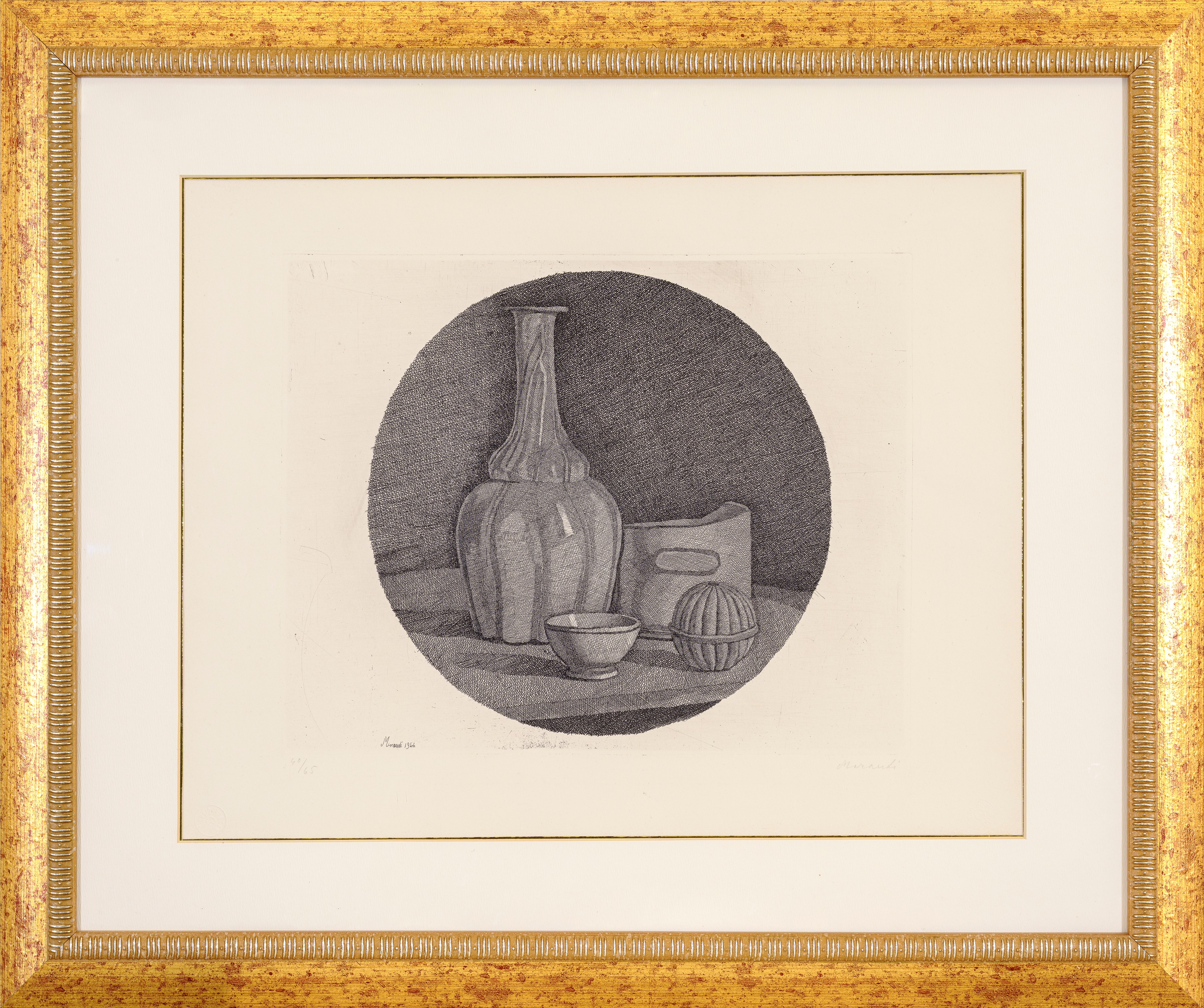 Grande natura morta circolare con bottiglia e tre oggetti