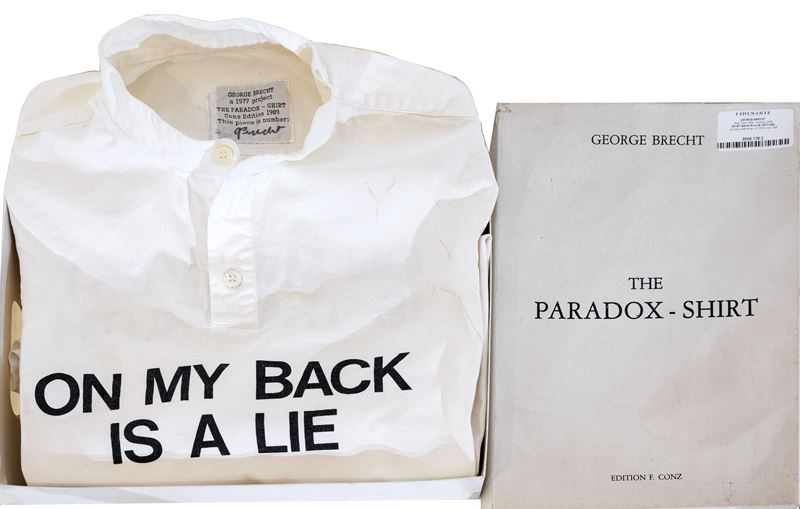George Brecht - On my back is a lie, tunica in cotone (edizioni F. Conz, Verona), 1977/1989
